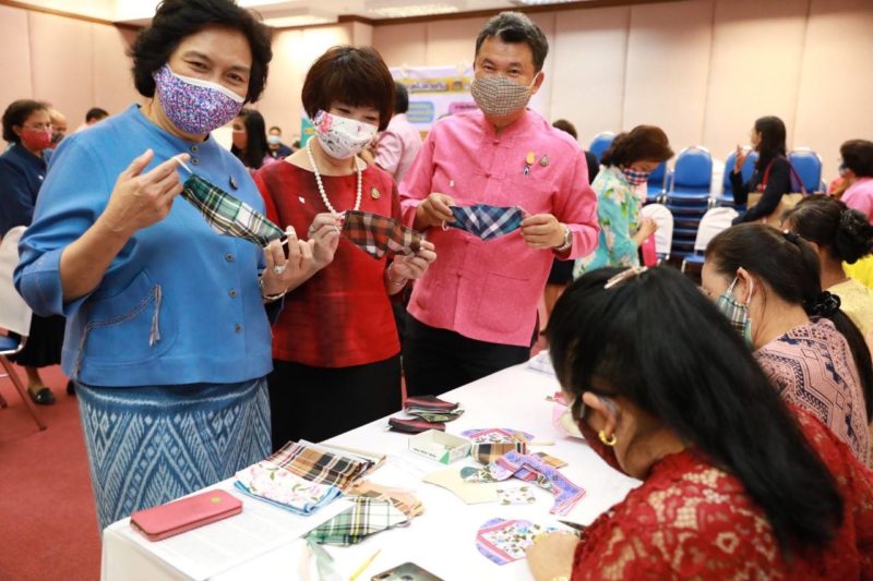 พช. – สภาสตรีแห่งชาติฯ มอบหน้ากากอนามัยผ้า 35,000 ชิ้น ให้สภากาชาดไทยต้านโควิด 19