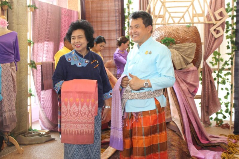 พช. จับมือสภาสตรีแห่งชาติฯ เชิญชวนร่วมฟื้นฟูเศรษฐกิจไทย ด้วยการสวมใส่ผ้าไทย กระจายรายได้สู่ท้องถิ่น