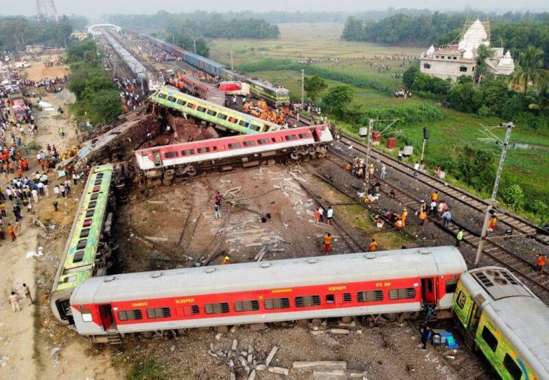 อีกแล้ว! “อินเดีย” รถไฟชนกัน 3 ขบวน ยอดตายเพิ่มกว่า 300 คน ยอดเจ็บแตะหลักพัน!