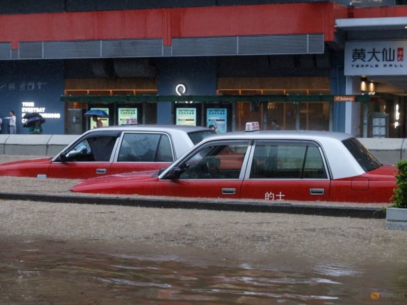 ฮ่องกง “ชัตดาวน์” น้ำท่วมหนักสุดในรอบ 140 ปี ประกาศเตือนพายุระดับสูงสุด!!