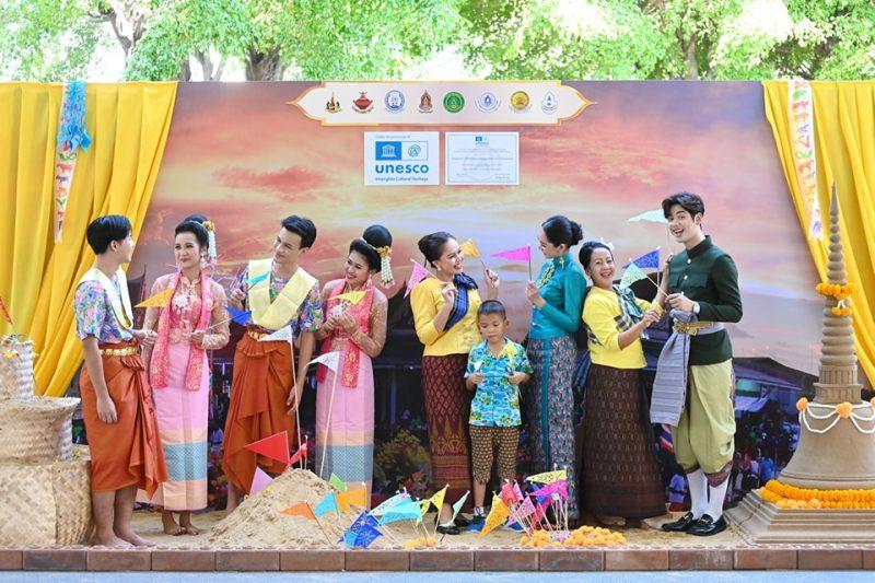 วธ.เชิญชวนคนไทยแต่งกายเสื้อลายดอกเล่นน้ำสงกรานต์ ย้ำทั่วไทยใช้น้ำสะอาด ร่วมเฉลิมฉลองสงกรานต์ สืบสานมรดกวัฒนธรรมไทย